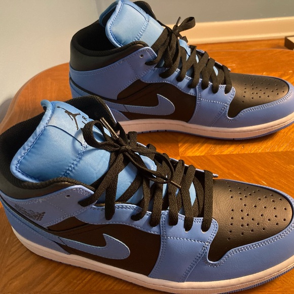 Jordan 1 Mid - Picture 1 of 11